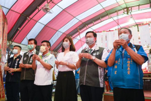 市長與貴賓在中壢慈惠堂參香祈福。