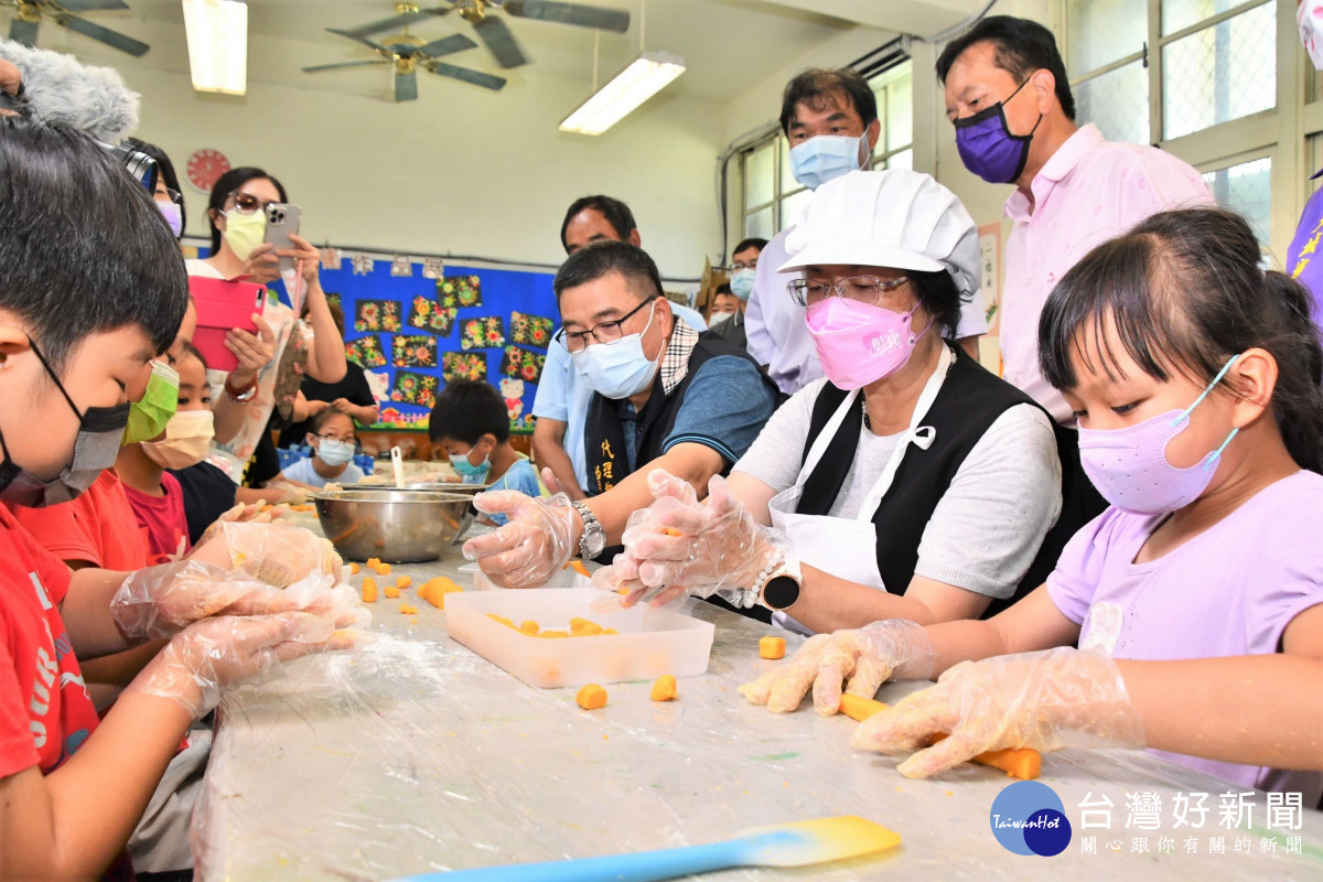 樂學西港站「食在兒樂」 王惠美關心偏鄉學生暑期營隊。圖／記者鄧富珍攝