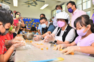 樂學西港站「食在兒樂」 王惠美關心偏鄉學生暑期營隊。圖／記者鄧富珍攝