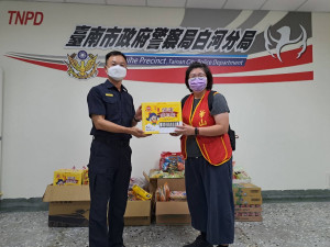 白河警分局11日舉行中元普渡祈福儀式，並將供品捐贈給華山基金會，深受地方各界肯定／警方提供