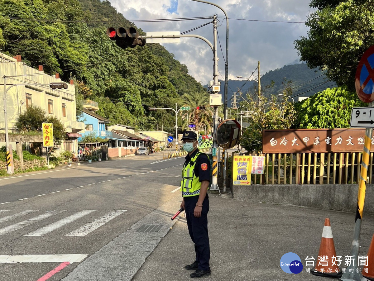 和平分局員警加強中橫公路取締車輛超速、超載、不依規定駛入來車道等違規。