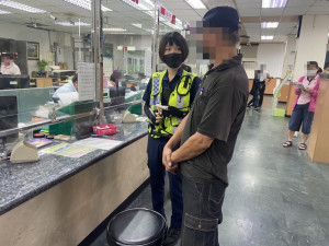 豐原派出所警員錢劭恩、湯巧庭及時阻止冷翁匯款。