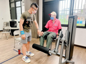 衛生局籲長輩要常常在專業師指點下運動。（縣府提供）