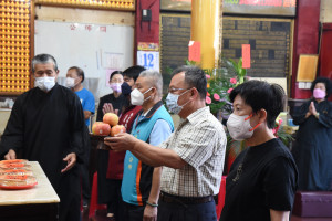 賴峰偉前往三官殿向地官大帝祝壽　祈求疫情遠離