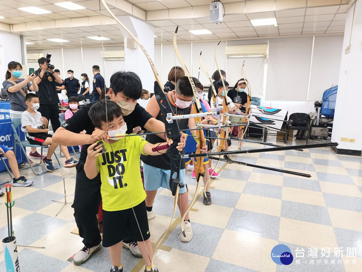 平鎮警分局辦理111年暑期青春專案犯罪預防宣導工作，舉辦「平安小鎮、躍動青春」運動嘉年華活動。<br />
<br />
