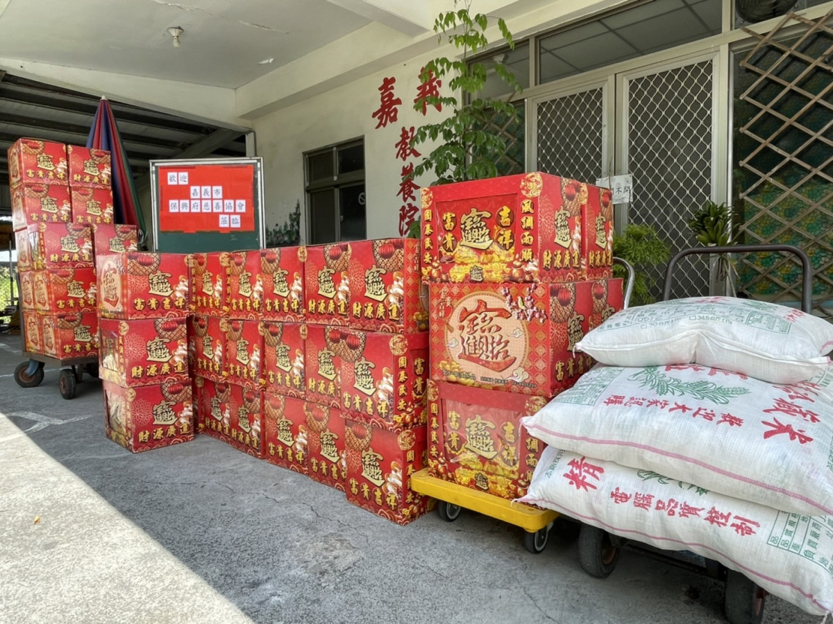 嘉義市保興府慈善協會共捐贈52箱物資、5大袋米/李光揚拍攝