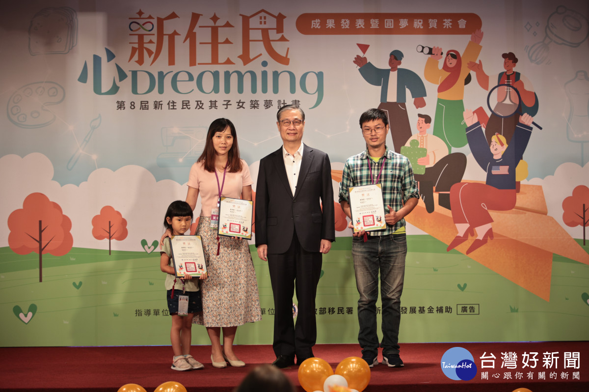 內政部移民署署長鐘景琨與獲獎者合影。