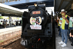 林世賢市長迎接DT668老火車頭進站。圖／彰化市公所提供