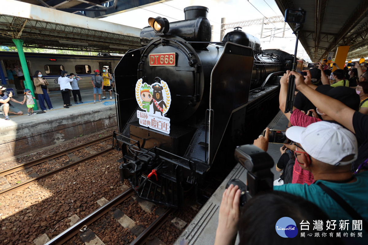 DT668蒸汽老火車頭噴著煙正式啟程展開小旅行之旅。圖／參山處提供