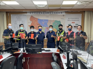 豐原分局長劉安杰(左4)、副分局長陳鴻斌(右4)、偵查隊長陳俊彥(右1)、豐原派出所副所長曹志瑋(左1)及獲獎同仁全體照。