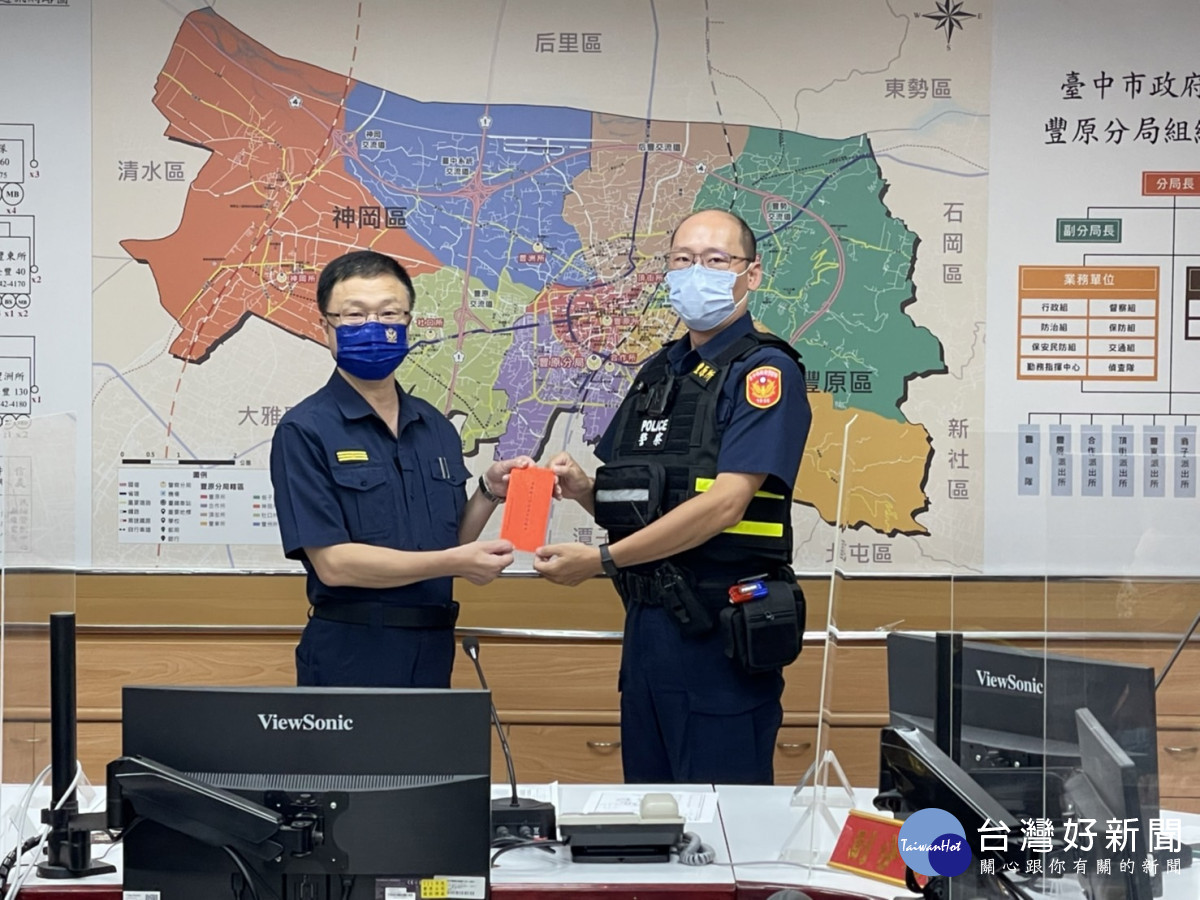 豐原所副所長曹志瑋(左)代表獲頒「警銀聯合阻詐47萬8750元」獎勵金。