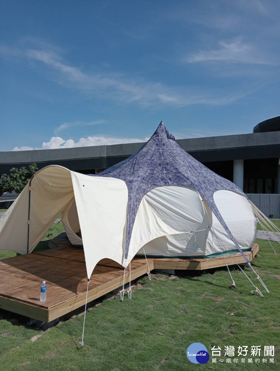 露營場外觀採藍紫與白色風格呼應高美濕地藍天海景