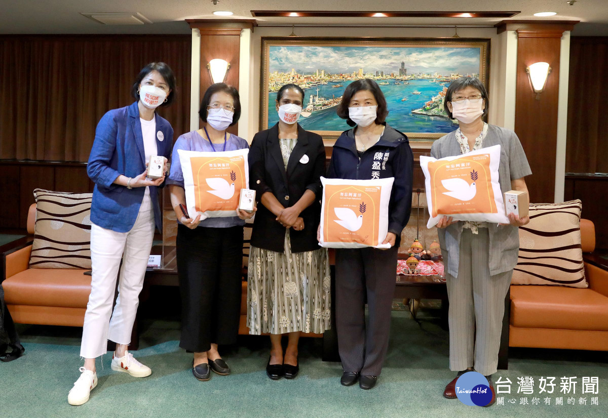 阿孫莎(中)此行拜訪了台灣北中南各地支持阿富汗人道救援的各界領袖，她非常感謝台灣人對阿富汗展望會的支持(台灣世界展望會提供)