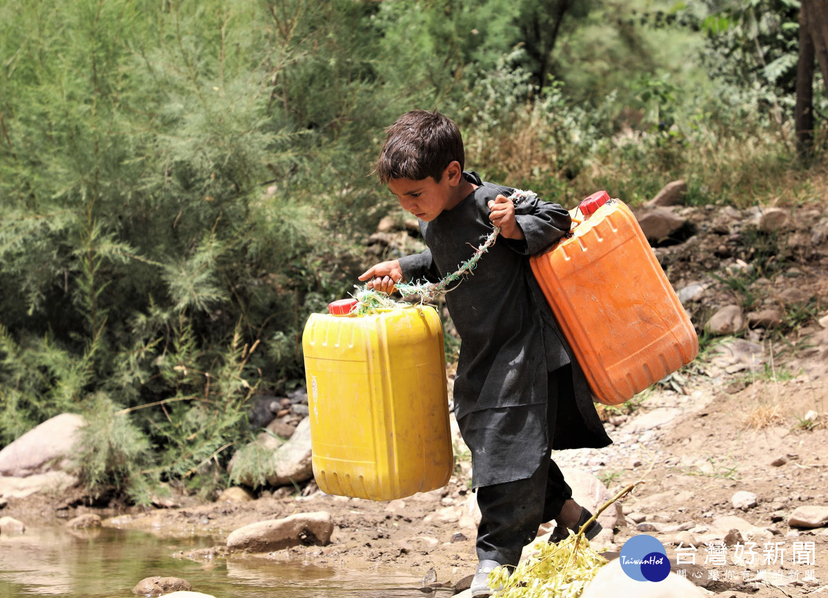 阿富汗孩子正面臨高比例的營養不良、缺乏醫療及水資源衛生設施(台灣世界展望會提供)
