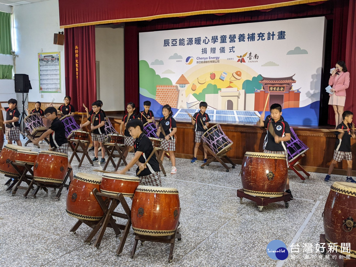 捐贈儀式上由中州國小創鼓隊演出開場。(莊兆暉攝)