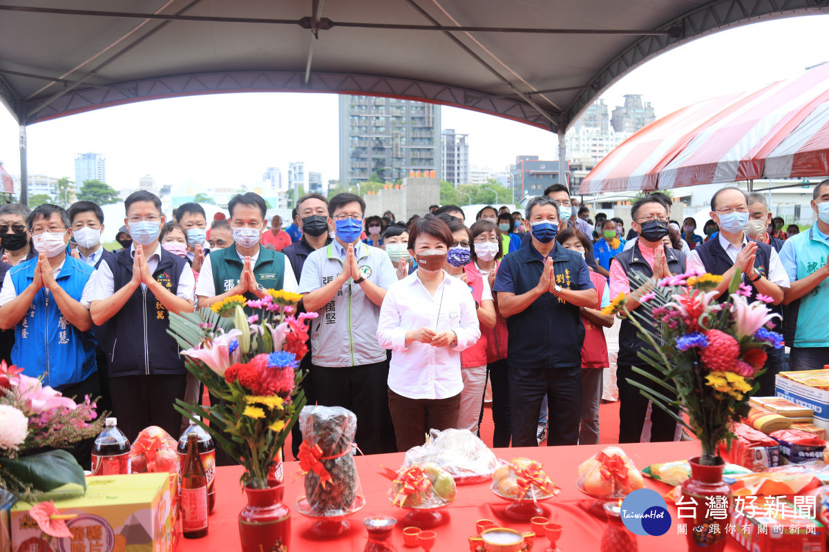 台中市長盧秀燕率與會貴賓參香，祈求工程順利。