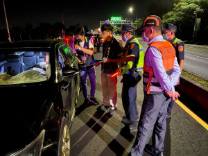 嘉義縣警察局8月13日會同嘉義區監理所、嘉義縣環境保護局，在台1、17、18、61、82線等高噪音熱點路段進行聯合稽查，取締違法改裝及噪音超標車輛／警方提供