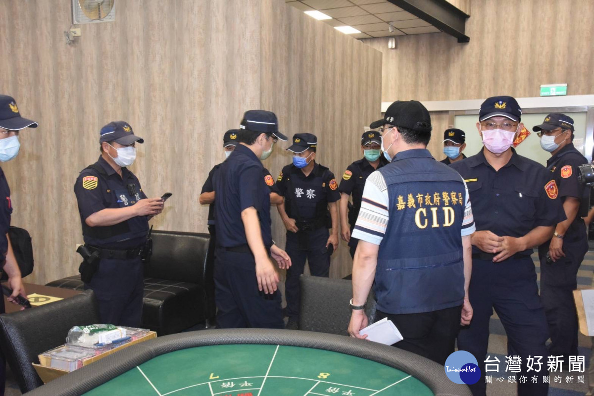 嘉義市警局針對德州撲克賭場實施擴大臨檢／警方提供