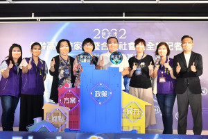 新北市歷任高風險中心主任與社會局長張錦麗和侯友宜市長誓言守護弱勢和高風險家庭