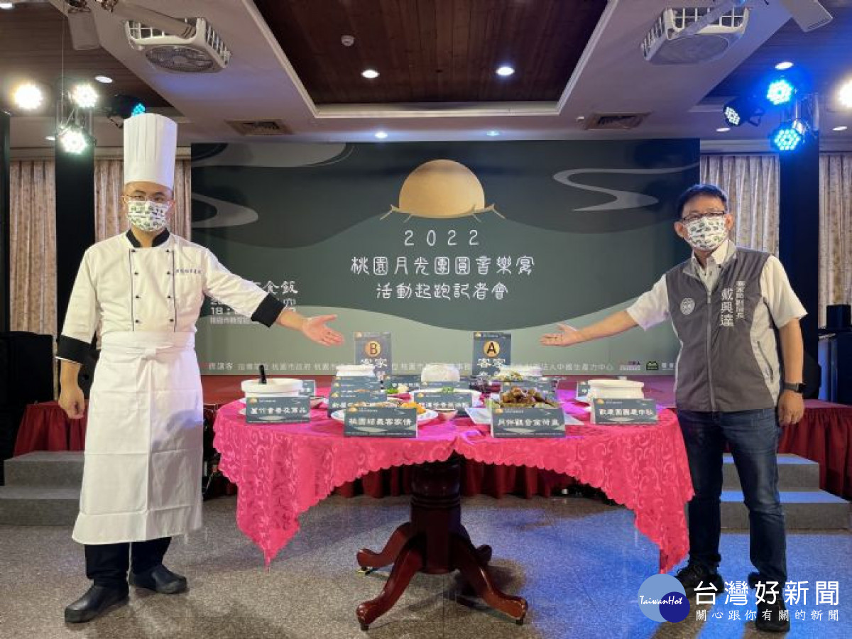 客家局副局長戴興達（右）及尚品雅宴農莊餐廳主廚江文凱（左）介紹全席菜品。<br />
