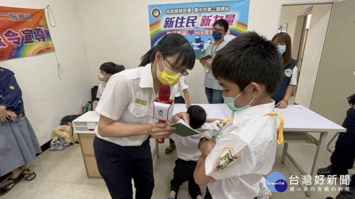 小小移民官體驗營由金門大學實習生鈞緯及實踐大學實習生芷頎擔任隊輔。