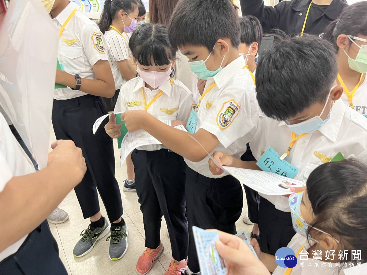 移民署臺中市第二服務站為增進兒童對移民署工作的瞭解，暑假期間與臺中市親子閱讀協會共同舉辦小小移民官體驗營。