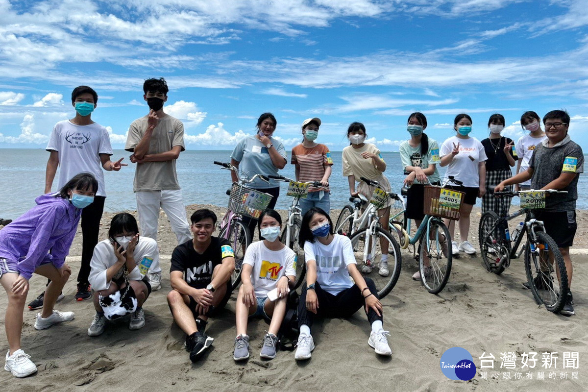 桃市青年局推出「『志』勇雙全成年禮」，學員挑戰巨人梯、信心擊球、高空獨木橋等戶外探索設施，象徵「轉大人」的洗禮。