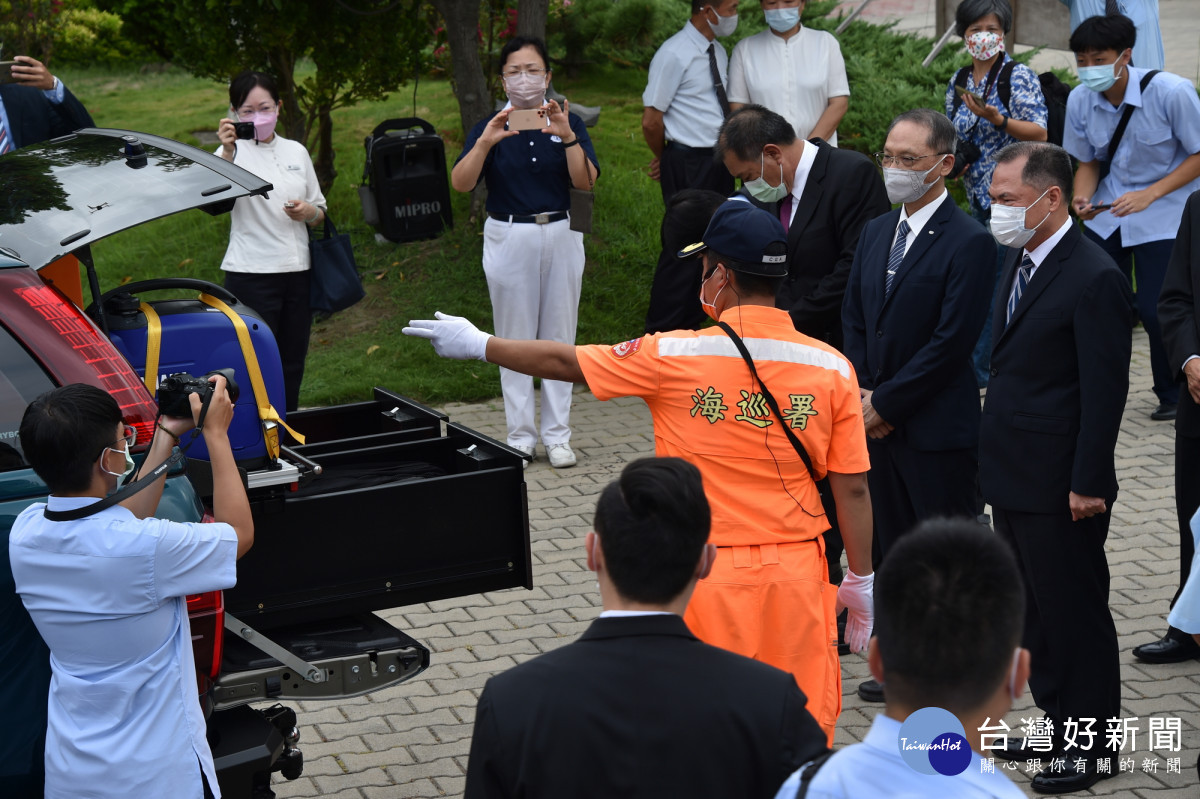 急難行動救援車適合海巡人員在面對各種海岸地形防蝕及救生救難任務使用。
