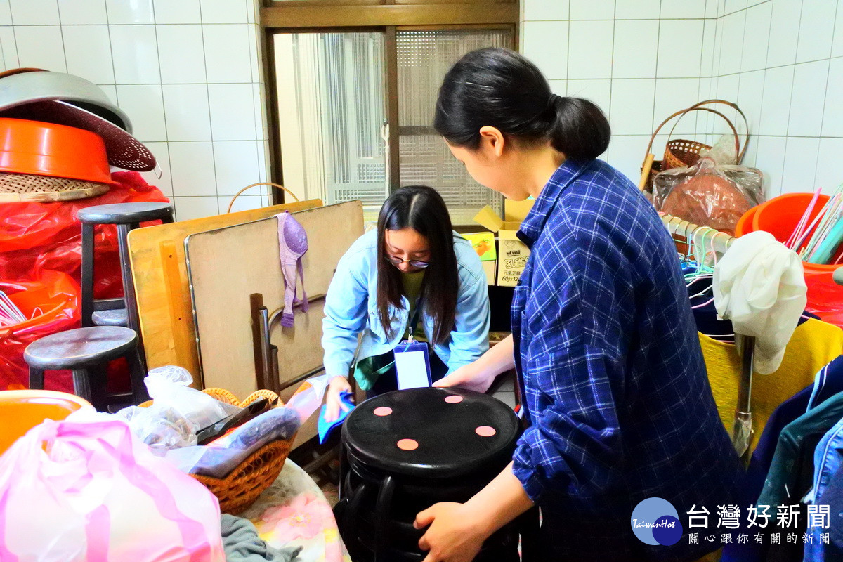 桃園成年禮，帶領高校生走入新屋區長輩家戶協助整理生活空間。