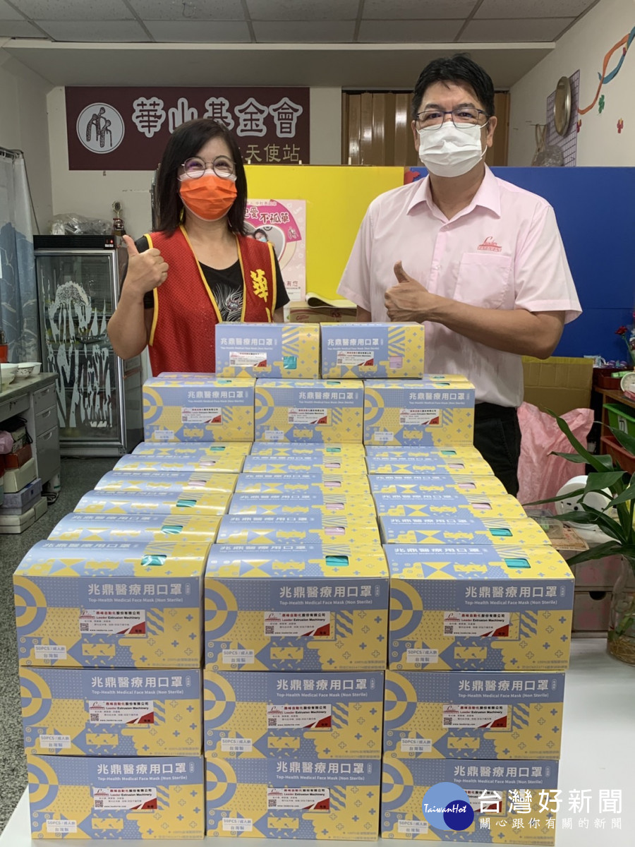 鼎峰企業先後捐贈8000片口罩供弱勢長輩防疫使用。