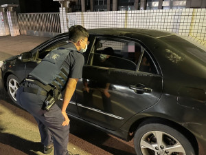 大埤分駐所所長許崇耀與警員黃柏儒見小客車未熄火上前關心，意外排解母子間的糾紛／警方提供