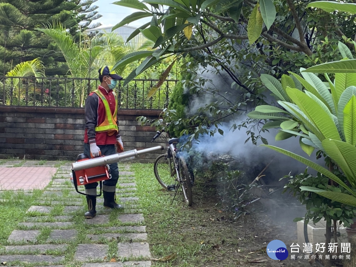 台中出現今年首例本土登革熱，環保局派員前往個案住家周圍孳生源清除及噴藥。