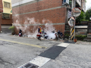 台中出現今年首例本土登革熱，環保局派員前往個案住家周圍孳生源清除及噴藥。