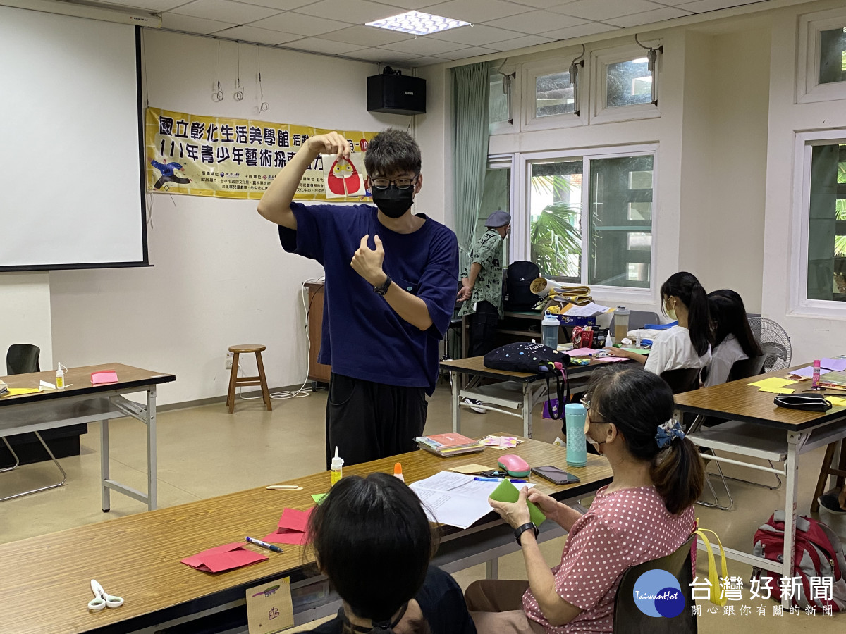 藝術家陳敬皓說明如何將在天空步道採集到的素材製作成為手工書。圖／彰化生活美學關提供