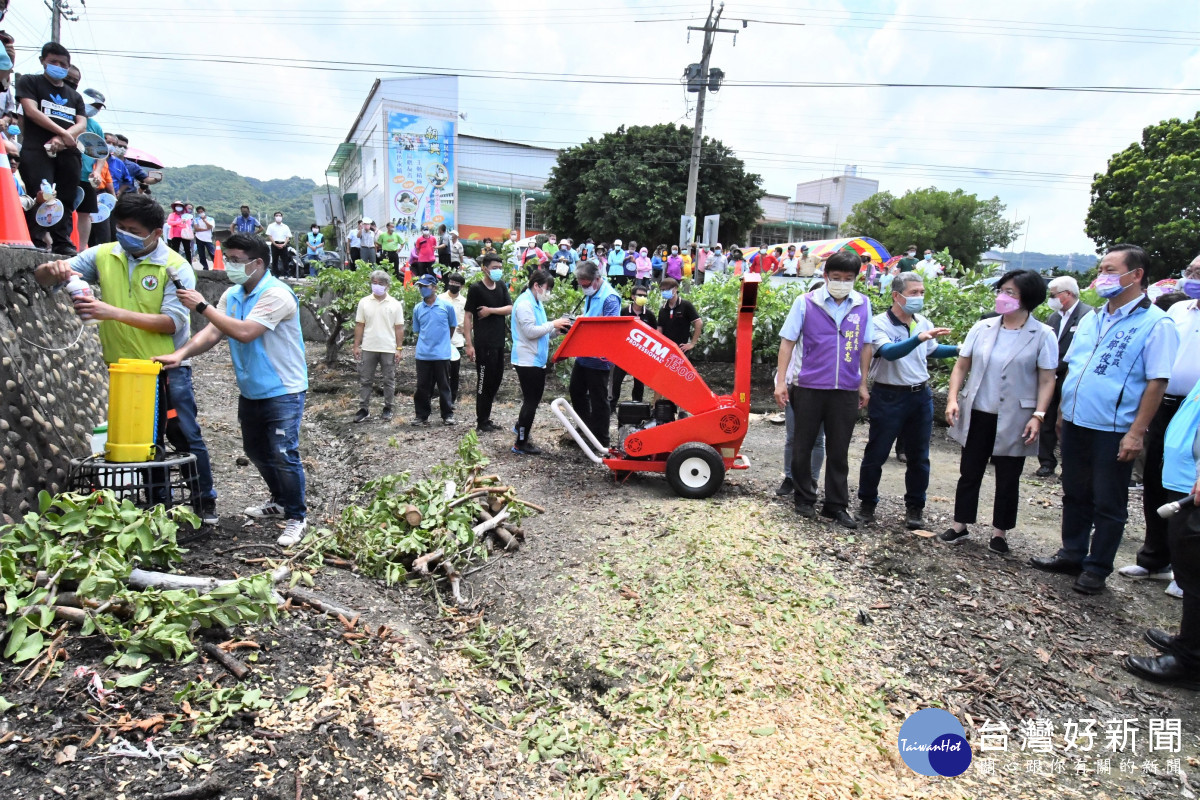 番石榴分解菌觀摩。圖／記者鄧富珍攝