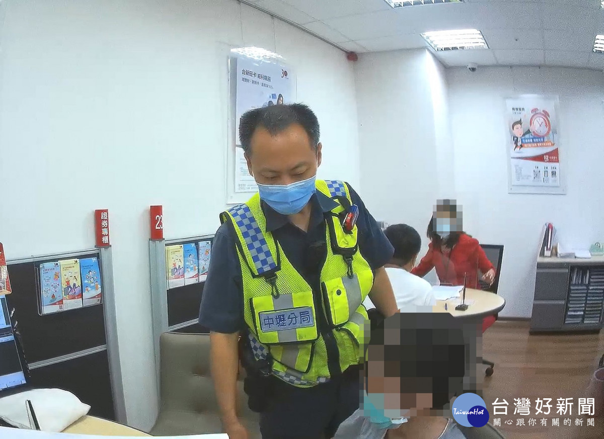 銀行員通報警方，經員警耐心向民眾解說及平時辦案經驗，成功攔阻新臺幣24萬元。<br />
<br />
