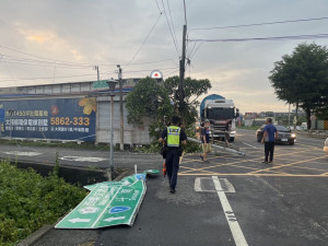 貨車駕駛不慎撞倒大型路牌，西螺警火速排除恢復交通/李光揚翻攝