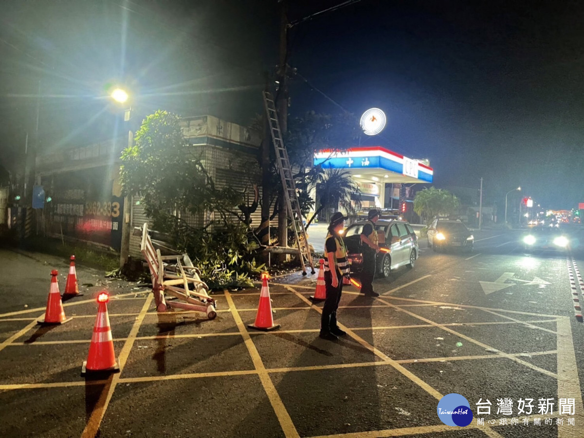 西螺警見車輛因駕駛不慎撞倒的大型路牌，立即擺放交通錐並指揮過往車輛改道行駛/李光揚翻攝