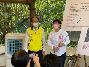 蔡培慧說明中成路及八股路的道路鋪面改善等等工程。