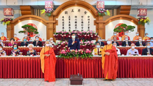 ▲19日是星雲大師96歲壽誕，高雄市長陳其邁上山恭祝星雲大師法體康泰。（圖／記者 許高祥 翻攝）