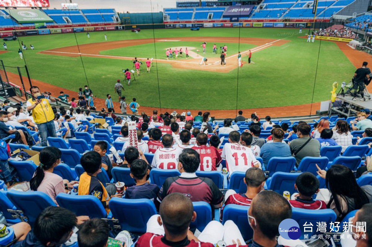 桃市府攜手虎頭山青商會舉辦「公益看棒球」，2,800位弱勢兒童走進球場體驗棒球魅力。