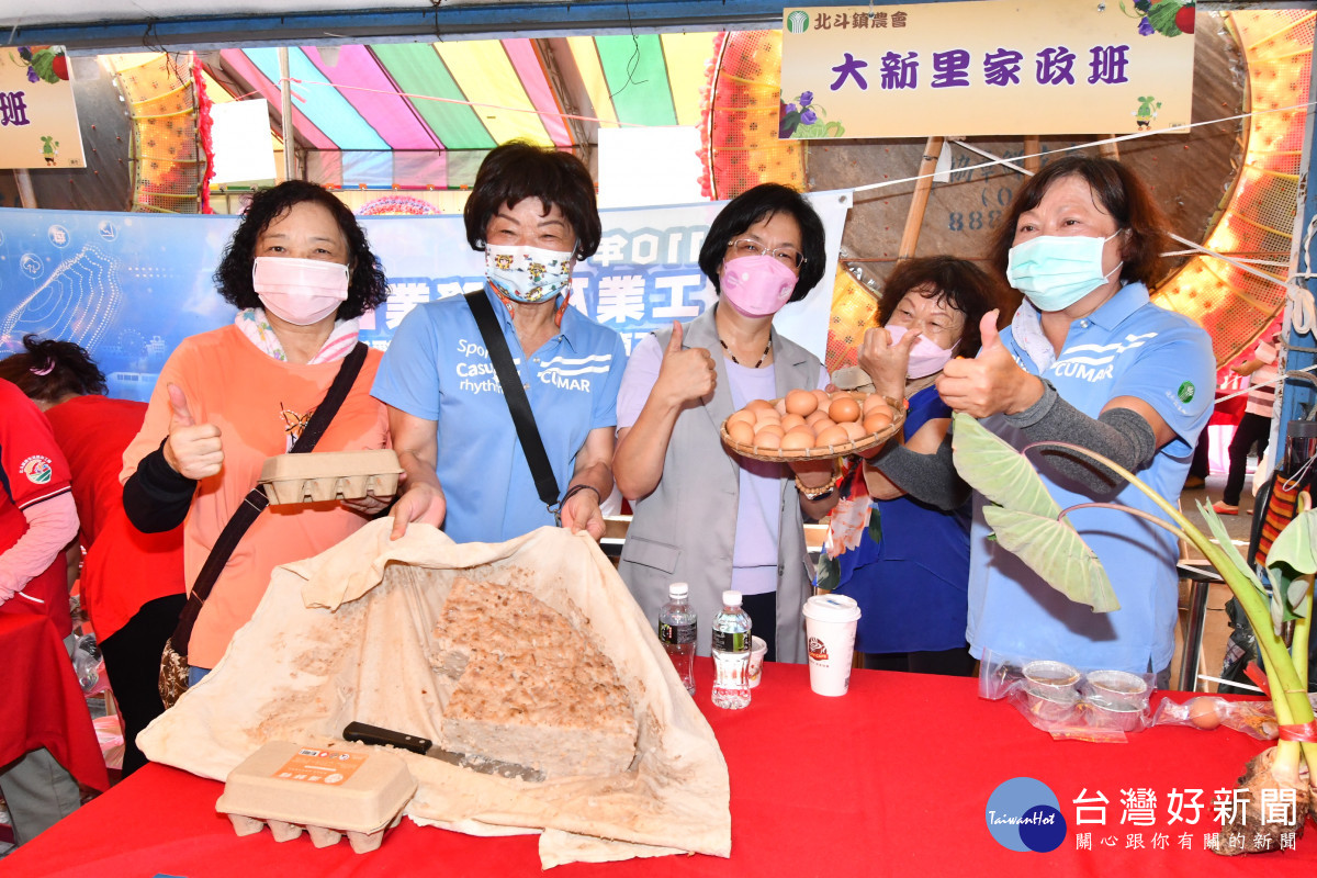縣長王惠美行銷彰化優鮮濃處產品與米食。圖／記者鄧富珍攝
