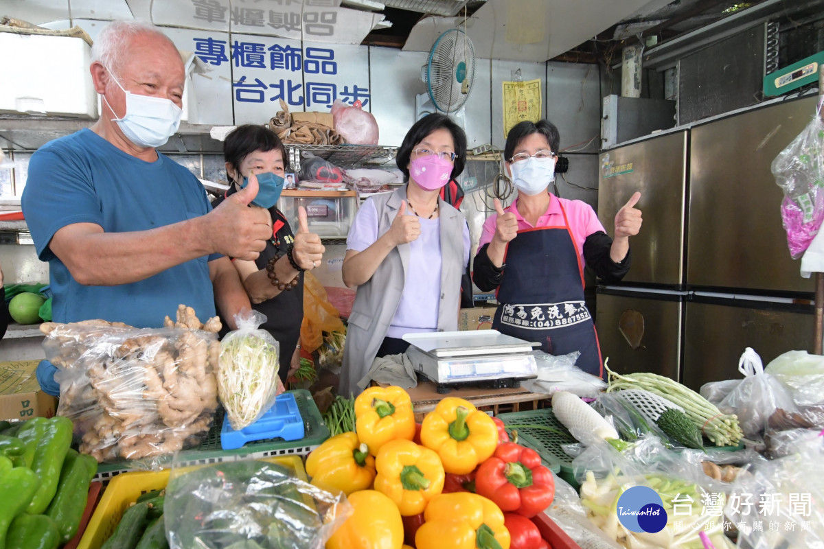 買菜振興拚經濟，縣長王惠美發放買菜抵用券，促進傳統市場買氣。圖／彰化縣政府提供