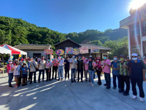 白河警分局配合東山區公所，在日治「東山牛肉崎警察官吏派出所」舉辦111年愛護地球做環保淨山健行活動／警方提供