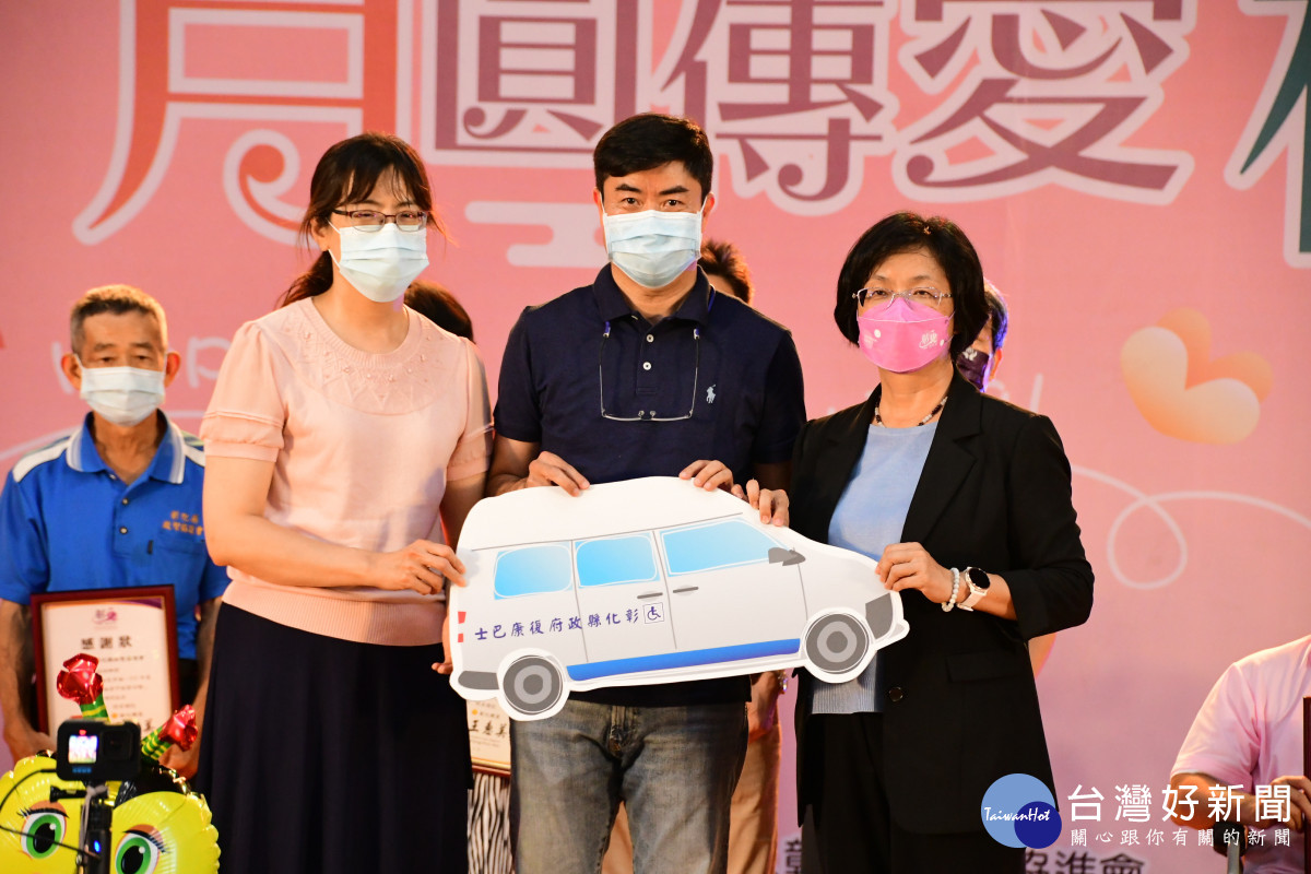 吳俊華醫師以已故父母親「吳紹箕先生、吳蘇翠雲女士」的名義，捐贈價值188萬的1輛高頂復康巴士回饋鄉里。圖／記者鄧富珍攝