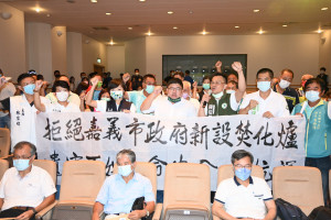 公聽會上嘉義縣多位民代與民眾到場舉布條抗議／陳致愷攝影