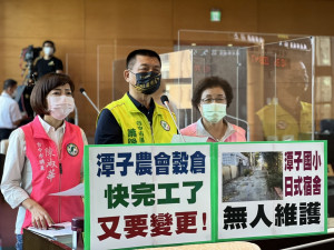 台中市議員蕭隆澤(中)質疑文化局砸8000萬元修復潭子國小日式宿舍，完工至今閒置1年，恐淪蚊子館。