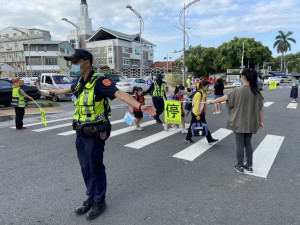 因應全民運動會，嘉義縣各國民中小學暑假提前一週開學，嘉義縣警察局動員各單位啟動護童勤務／警方提供
