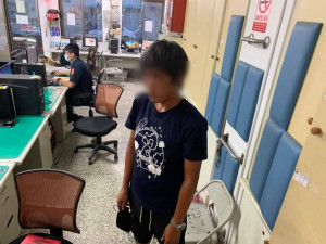 台西警方在公園逮捕行竊香油錢的吳男，全案依竊盜罪嫌移送／警方提供