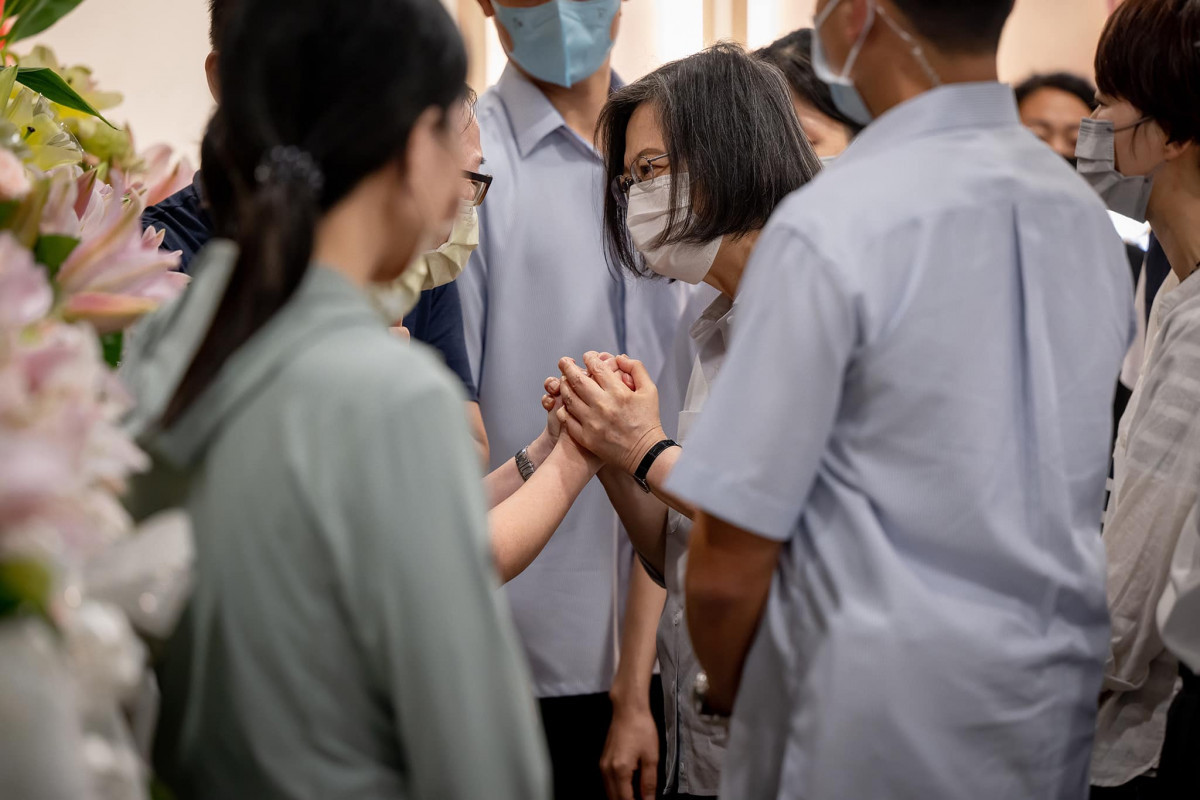 總統蔡英文23日下午赴台南，探望殺警案的殉職員警凃明誠、曹瑞傑的家屬，並致上最深的哀悼之意。（圖／蔡英文Facebook）